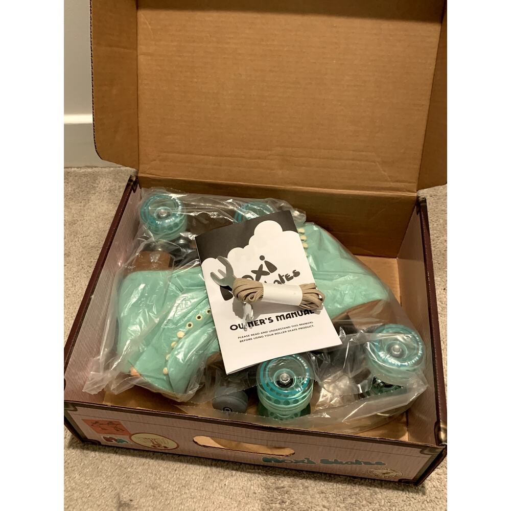 Moxi Lolly Original Floss Blue New In Box Quad Roller Skates Size 6 RARE